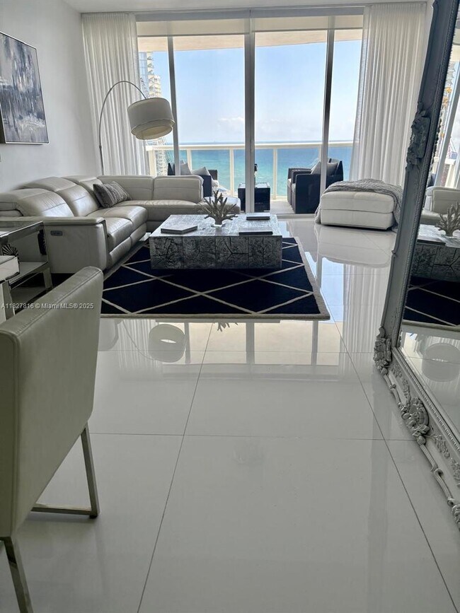 Foto del edificio - 18201 Collins Ave