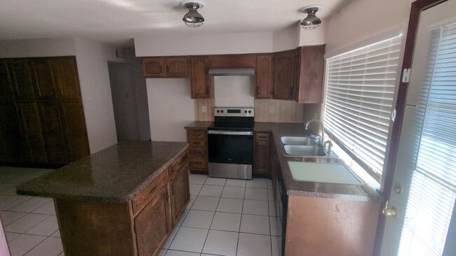 Building Photo - 3705 Fort Hunt Dr