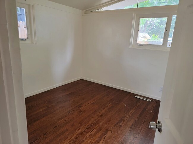 Building Photo - 3 bd | 1 ba | 1,037 sqft