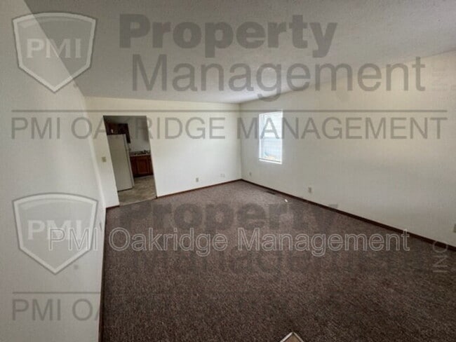 Building Photo - 713 Country Side Ln