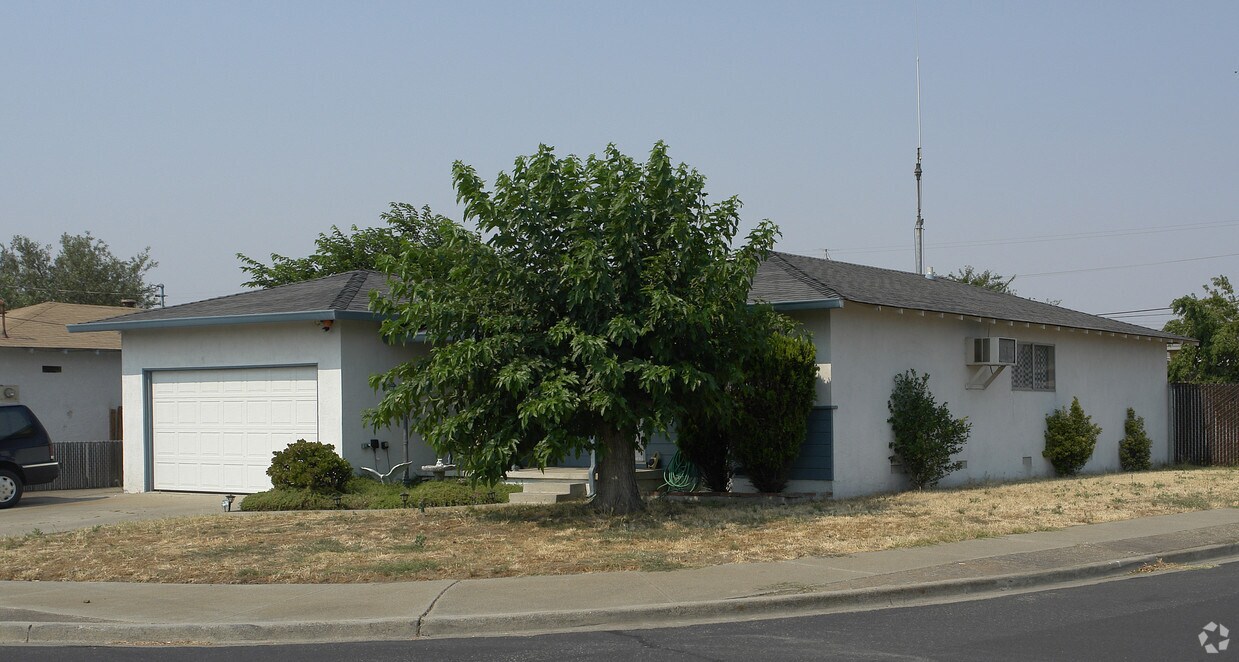 Primary Photo - 1200-1299 Hillcrest Ave