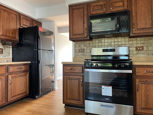 Building Photo - 1418 Walnut Cir