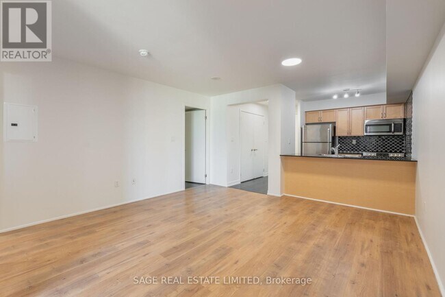 Photo du bâtiment - 816-816 Lansdowne Ave