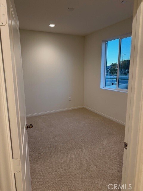 Foto del edificio - 2420 E Lincoln Ave