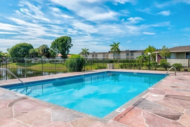 Vista a la piscina y al lago - Oakland Hills | Single Story Apartment Homes