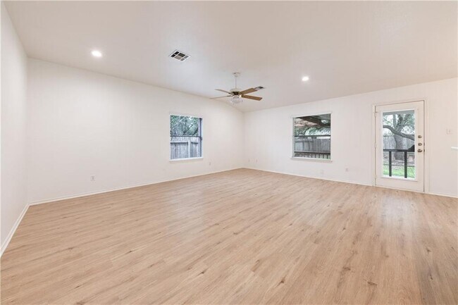 Foto del edificio - 1018 Balanced Rock Pl