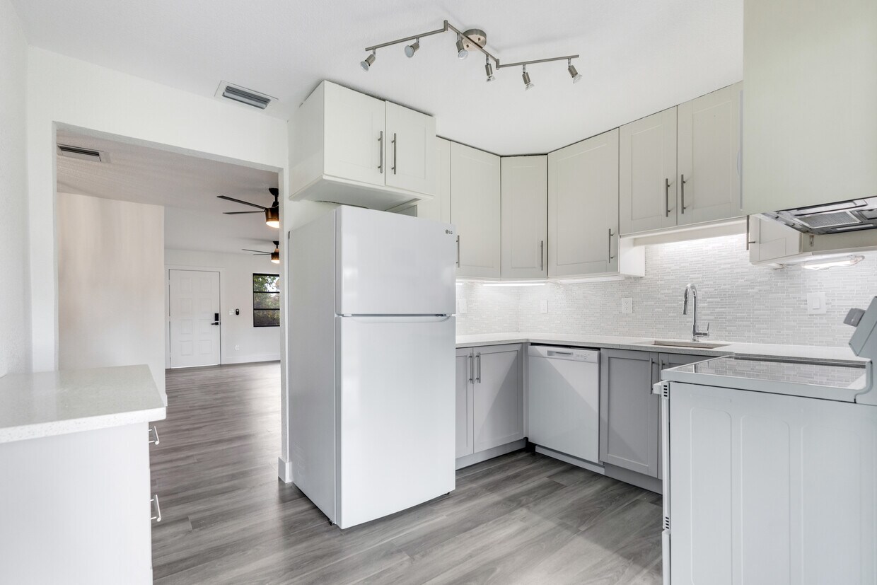 Cocina con vista a la sala de estar. - 16320 John Morris Rd