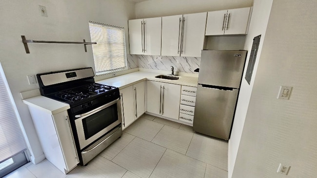 Foto del edificio - 916 W 42 St