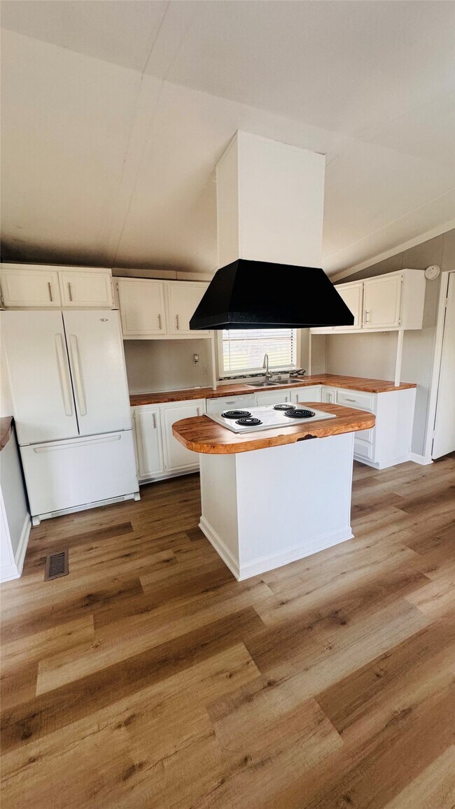 Foto del edificio - 22718 Stockdick School Rd