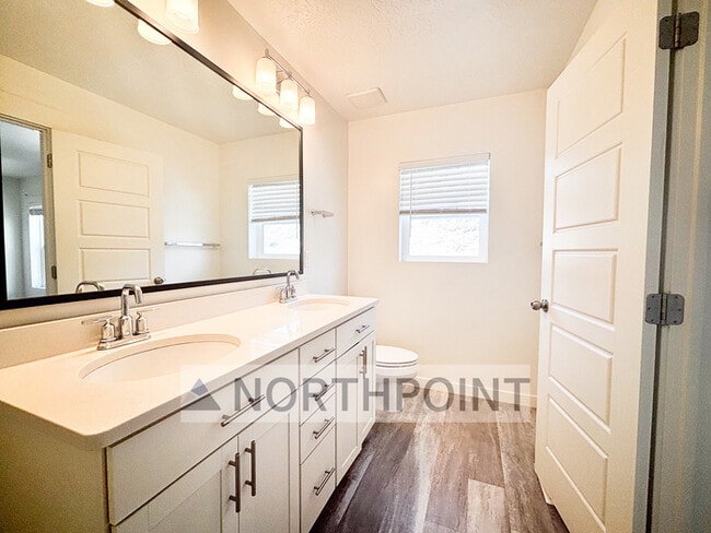 Building Photo - 3 bed 2.5 Bath Townhome - Mountain Views!!