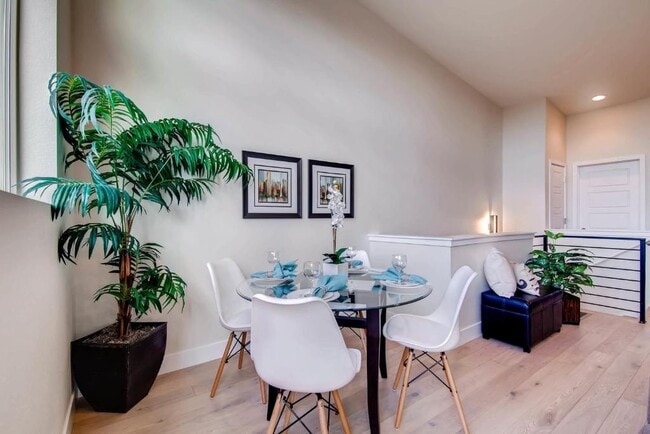 Building Photo - Skyland Townhome just outside of Downtown!...