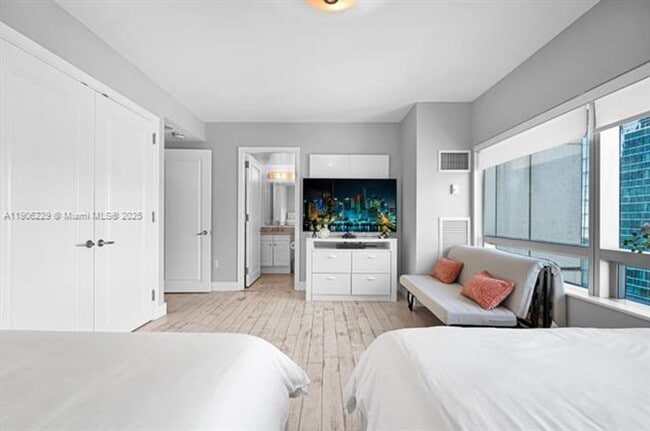 Building Photo - 1435 Brickell Ave