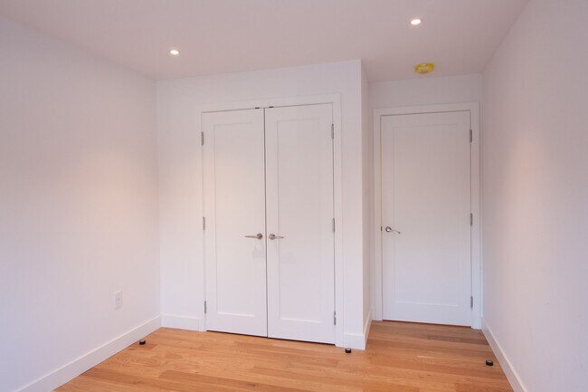 Building Photo - 4555 Av. Bonavista