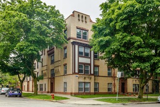 Building Photo - 6750 N Hermitage Ave