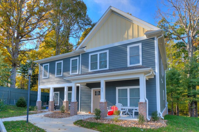 Foto del edificio - Four Bedroom Townhome in Uptown Village