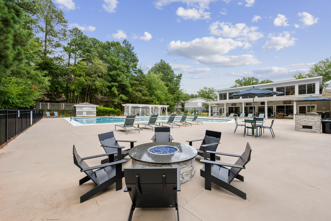 Exterior - Fire Pit - The Apartments at Midtown 501