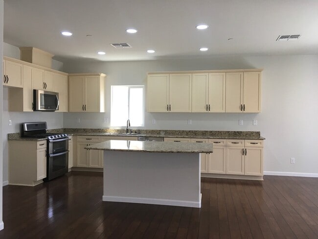 Foto del edificio - This immaculate single story 4Bedrooms, 2....
