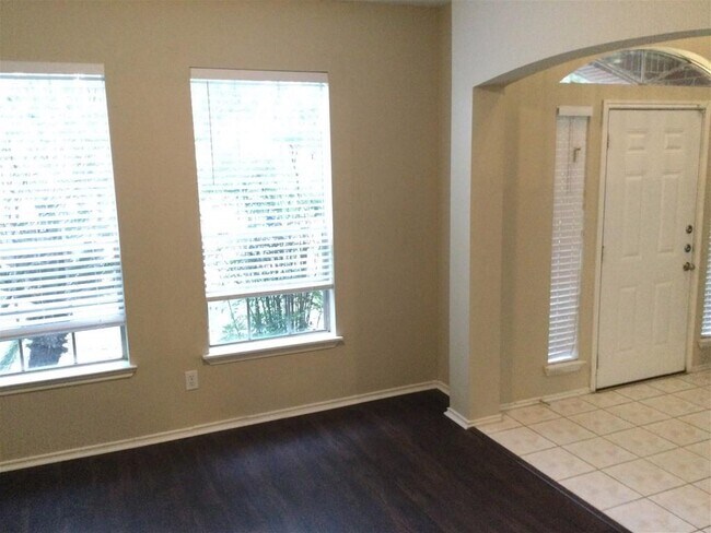 Foto del edificio - 2218 Laurel Oaks Dr