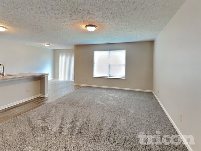 Building Photo - 1806 12 Oaks Dr