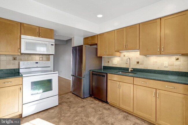 Foto del edificio - 6576 Yadkin Ct