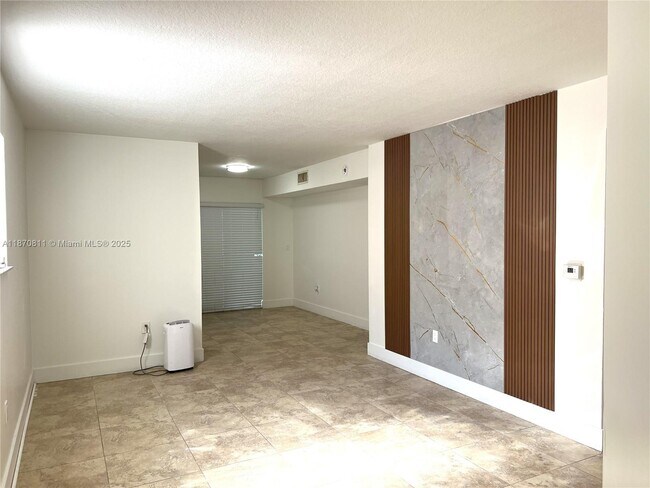 Building Photo - 1240 SE 28th Ct