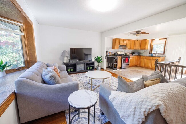 Foto del edificio - 2536 E 8th St