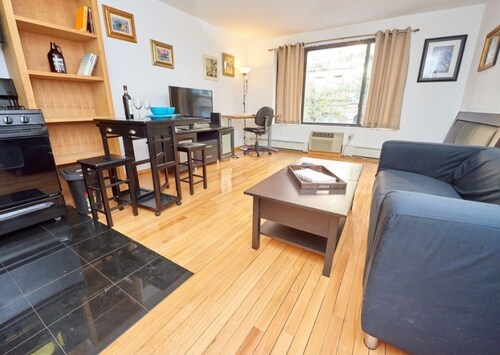 Foto principal - 232 E 10th St