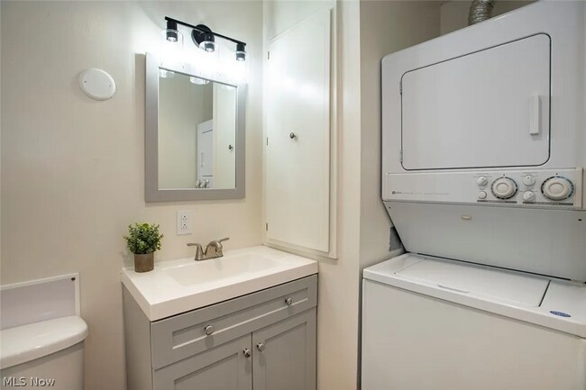 1/2 baño/lavadora/secadora - 4849 Grace Rd