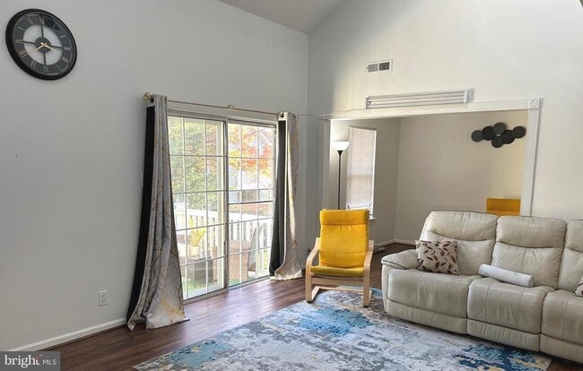 Foto del edificio - 704B Trescott Pl