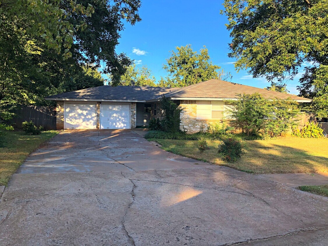 Primary Photo - Great 4 Bed on a Shaded Lot!