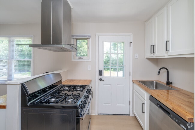 2 habitaciones, 1 baño - 815 pies cuadrados - Cocina - Amherst Townhomes