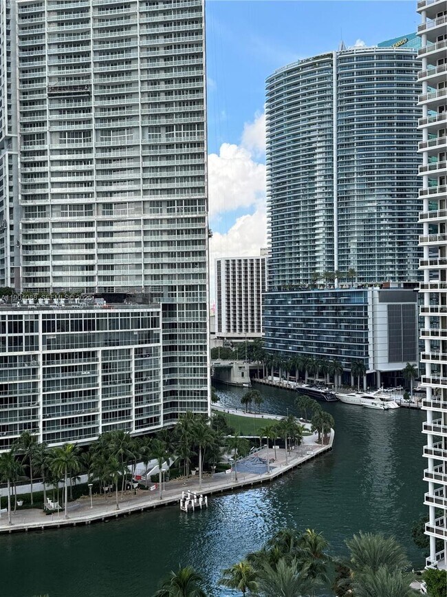 Foto del edificio - 801 Brickell Key Blvd