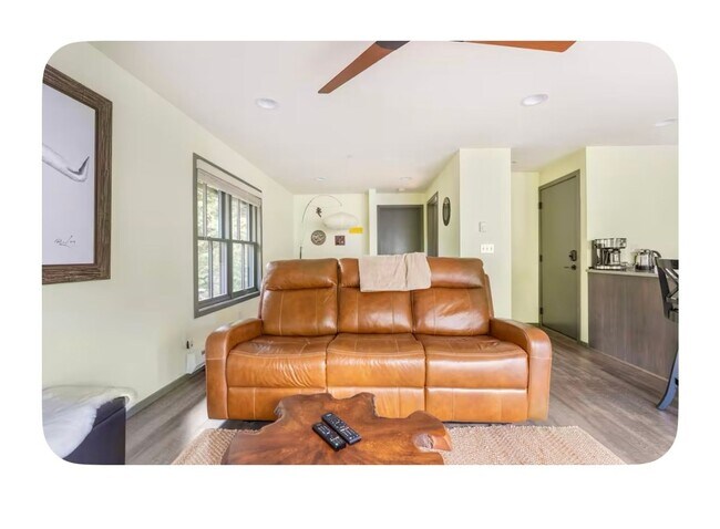 Foto del edificio - Charming 1BR Condo in Kenmore in forest se...