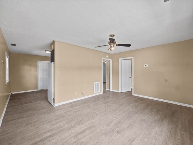 Building Photo - Welcome to Lakeview Park!