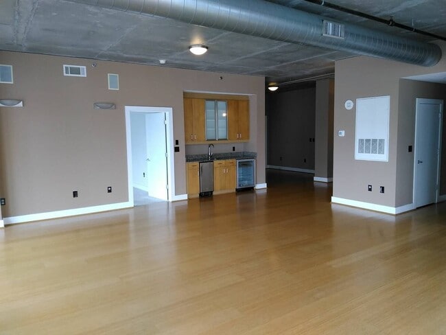 Building Photo - 505 E 6th Street, Unit 501