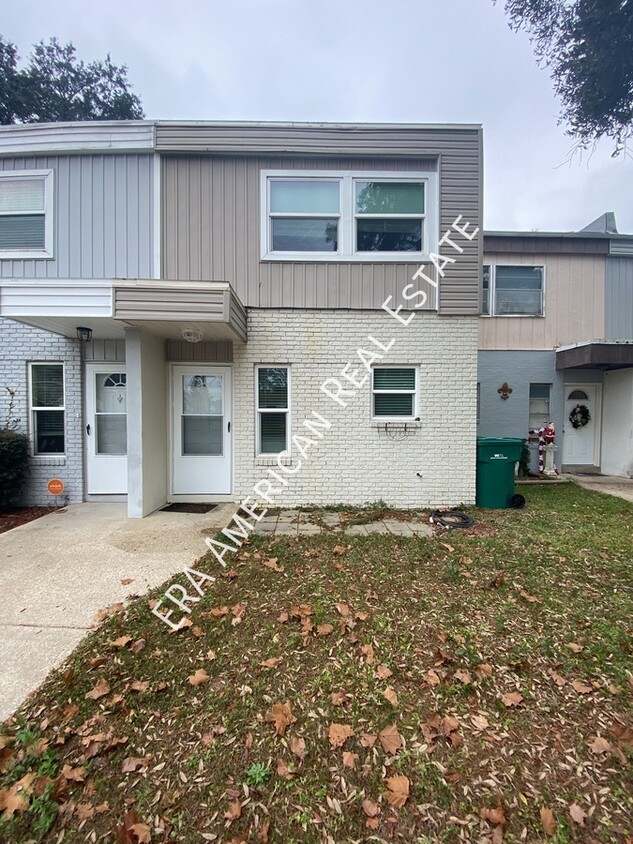 Primary Photo - Close to shopping, dining and beaches!