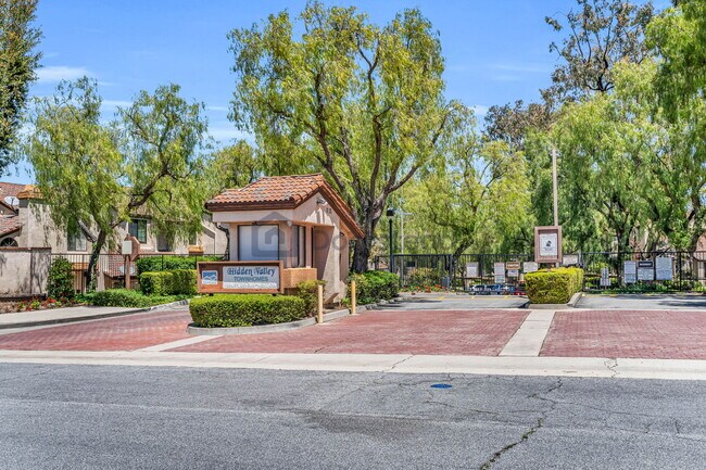 Building Photo - 1 Deerpath Pl