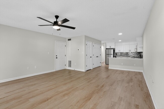 Inundado de luz natural - Overby Park Townhomes
