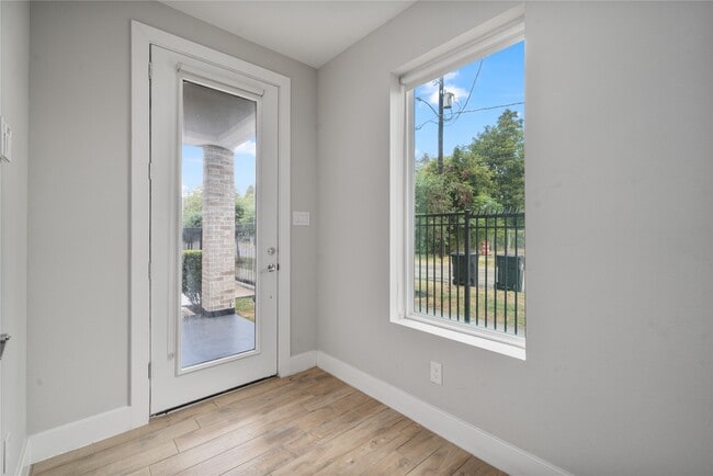 Building Photo - 2510 Tuam St