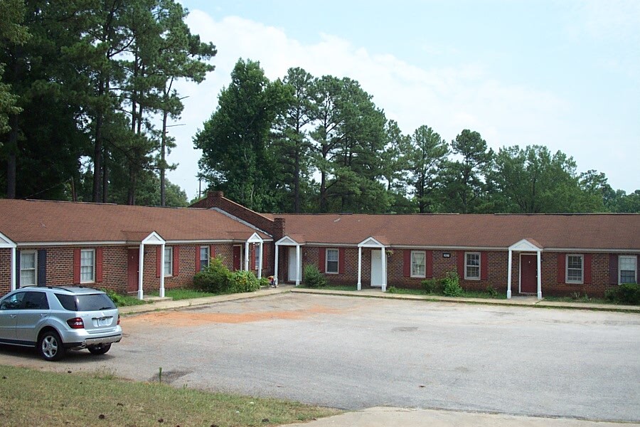 Building Photo - 2821 Club Plaza Rd
