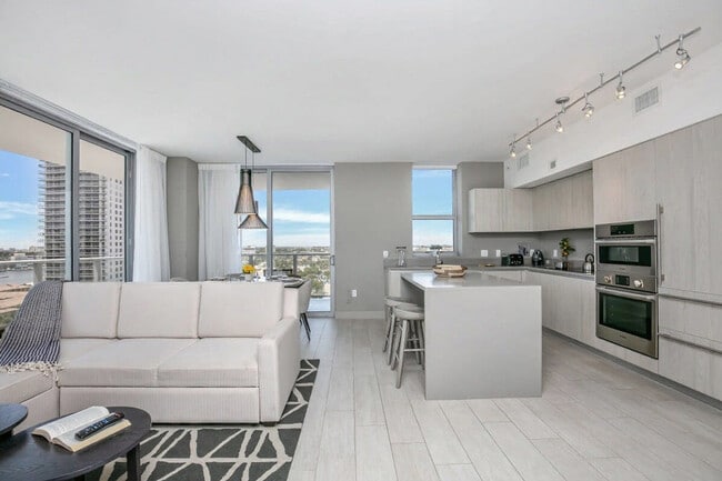 Building Photo - 4010 S Ocean Dr