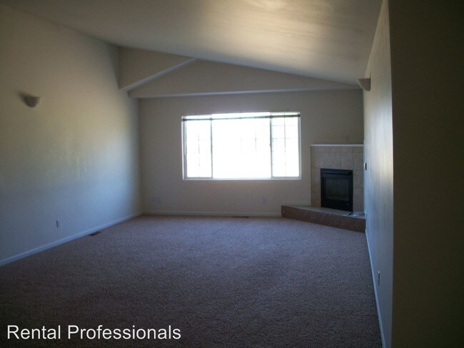 Building Photo - 4 br, 3 bath House - 3310 Magenta Road Unit A
