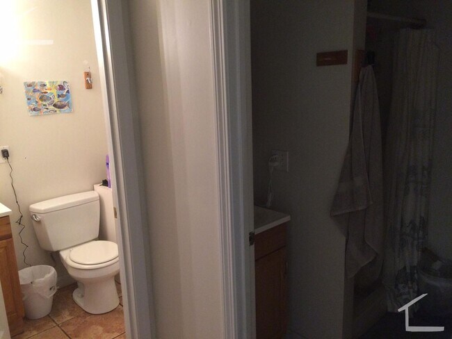 Building Photo - Great 4 Bedroom Available 9/1/26