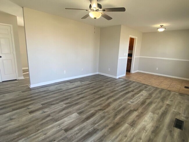 Building Photo - Close to post and Move in Ready!