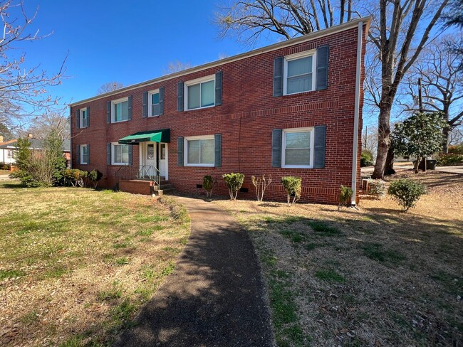 Building Photo - Cozy 2 Bedroom Available Immediately