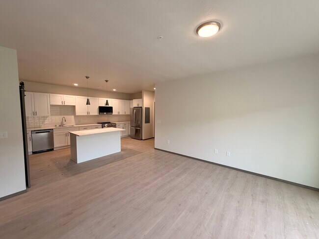 Building Photo - The Vistas Apartments at Beacon Hill
