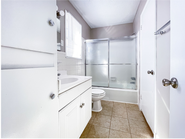 Charlotte NC Apartments For Rent | Arcadian Village | Bathroom View 2 - Arcadian Village Apartment Homes