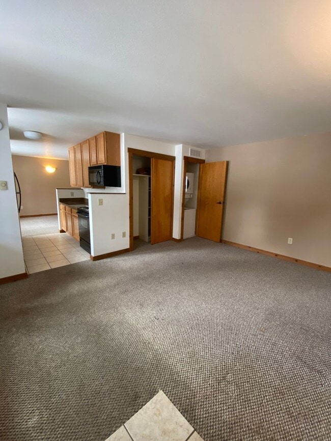 Building Photo - Pet Friendly (1 dog only) Ponds Studio