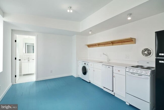 Building Photo - 2329 Frankford Ave