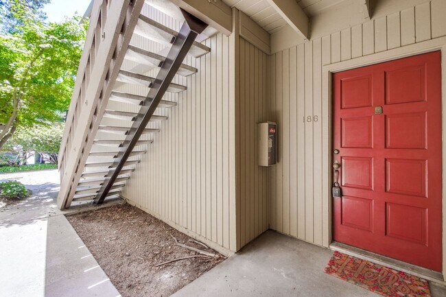 Building Photo - Beautiful 2BR 2BA downstairs condo in Moun...